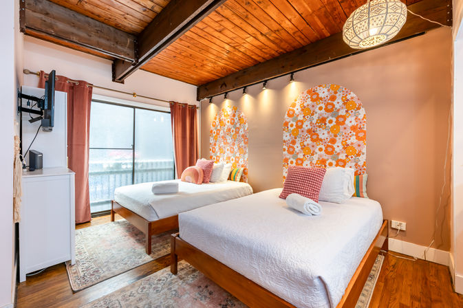 The Lucky Penny: Lincoln Park 3-Story Townhome & Rooftop Oasis image 5