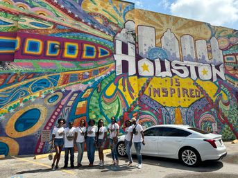 Murals, Brewery and Bar Tour in H-Town: Discover Best Spots with Wine, Cocktails, and More image 1