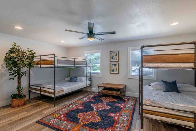 Trendy South Congress Retreat: 4 Bedrooms, Pool + Detached Casita image 7