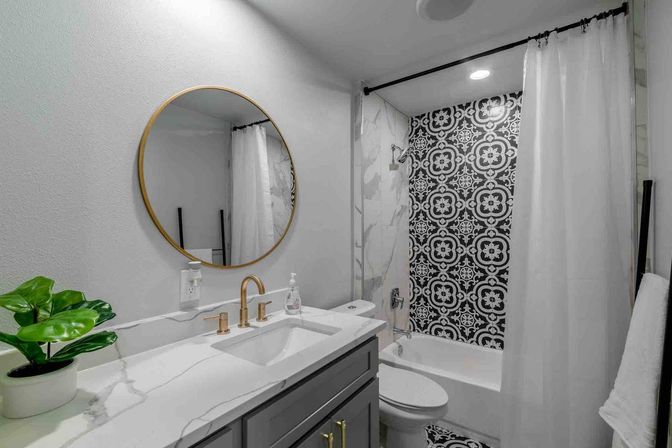 Trendy South Congress Retreat: 4 Bedrooms, Pool + Detached Casita image 14