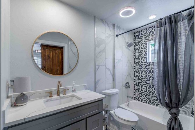 Trendy South Congress Retreat: 4 Bedrooms, Pool + Detached Casita image 15