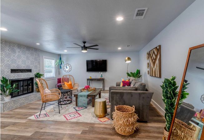 Trendy South Congress Retreat: 4 Bedrooms, Pool + Detached Casita image 8