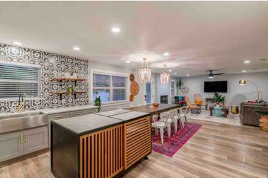 Trendy South Congress Retreat: 4 Bedrooms, Pool + Detached Casita image 19