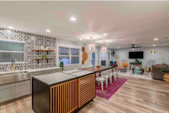 Trendy South Congress Retreat: 4 Bedrooms, Pool + Detached Casita image 19