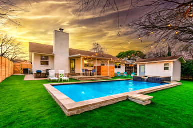 Trendy South Congress Retreat: 4 Bedrooms, Pool + Detached Casita image 22