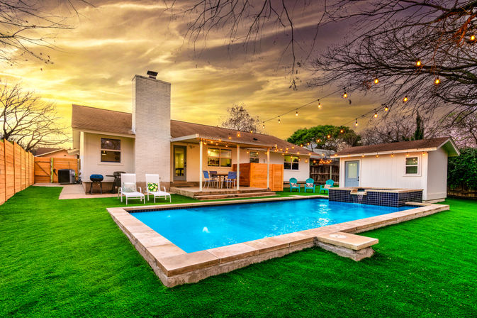 Trendy South Congress Retreat: 4 Bedrooms, Pool + Detached Casita image 22