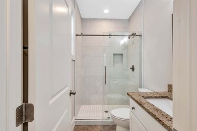 Deja Blue: 6BR Rental wth Pool + Hot Tub, Steps to Beach image 14