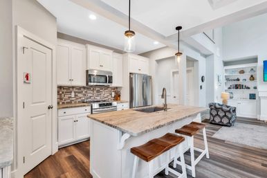 Deja Blue: 6BR Rental wth Pool + Hot Tub, Steps to Beach image 5
