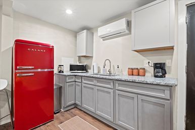 The Six Zero One: 4BR + 1BR Guest House + Entertainment Pavilion (Sleeps 10) image 50