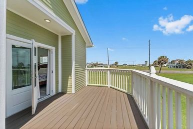 Twist of Lime Gulf-Front Galveston Estate: Huge Deck, Chef’s Kitchen & Beach Views image 7