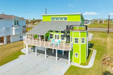 Twist of Lime Gulf-Front Galveston Estate: Huge Deck, Chef’s Kitchen & Beach Views image 8
