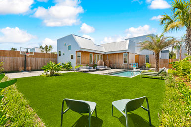 CastleDay: Private Villas for Group Retreats- Pool, Hot Tub, Outdoor Shower, BBall Hoop image 2
