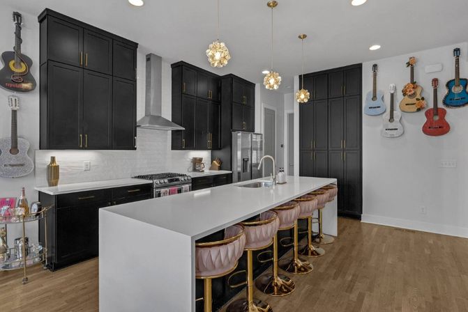 Swiftie City Dreamhouse: Sleeps 18 in Style & Sparkle image 32