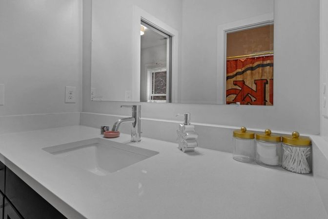 Swiftie City Dreamhouse: Sleeps 18 in Style & Sparkle image 36