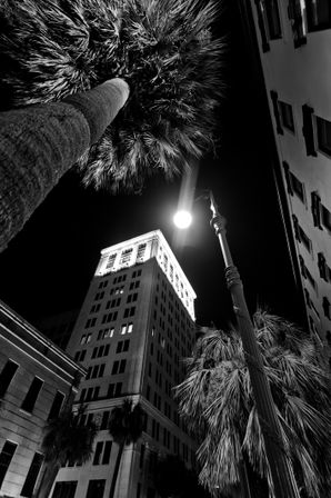 Savannah Haunted Pub Crawl: Drink and Explore the Haunted History image 2