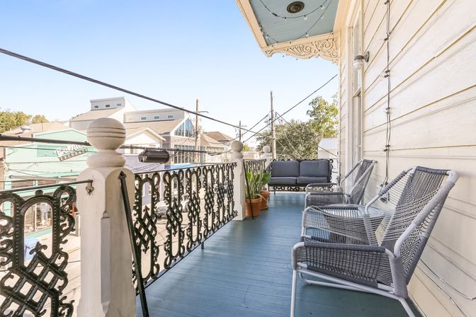 Artsy Magazine St Apartment: Grand Balcony in a Prime Location image 17
