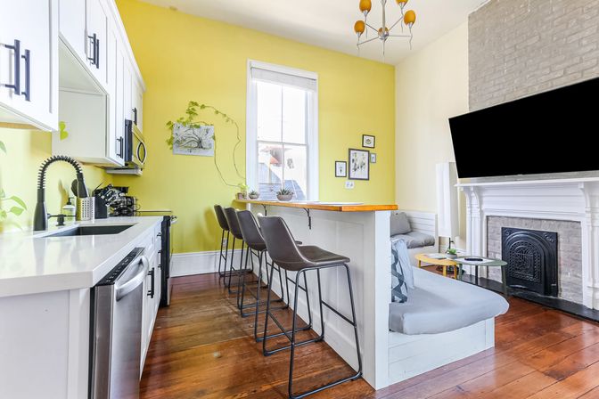 Artsy Magazine St Apartment: Grand Balcony in a Prime Location image 28