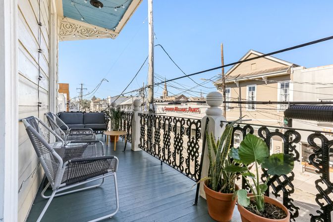 Artsy Magazine St Apartment: Grand Balcony in a Prime Location image 4