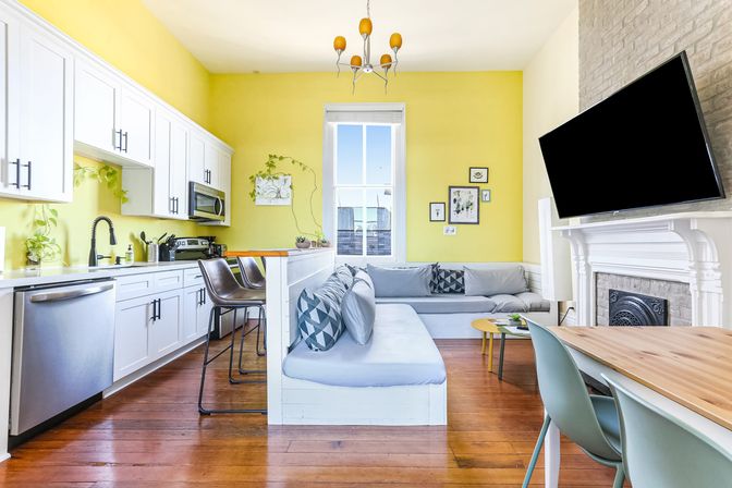 Artsy Magazine St Apartment: Grand Balcony in a Prime Location image 18