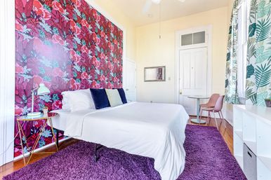 Artsy Magazine St Apartment: Grand Balcony in a Prime Location image 16