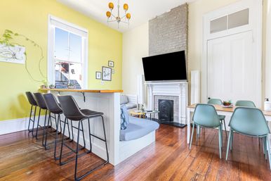 Artsy Magazine St Apartment: Grand Balcony in a Prime Location image 19