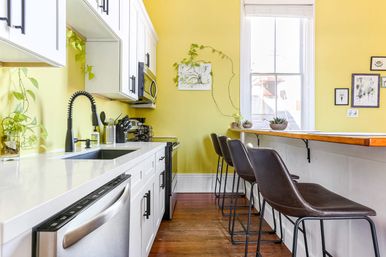 Artsy Magazine St Apartment: Grand Balcony in a Prime Location image 27