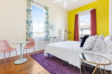 Artsy Magazine St Apartment: Grand Balcony in a Prime Location image 15