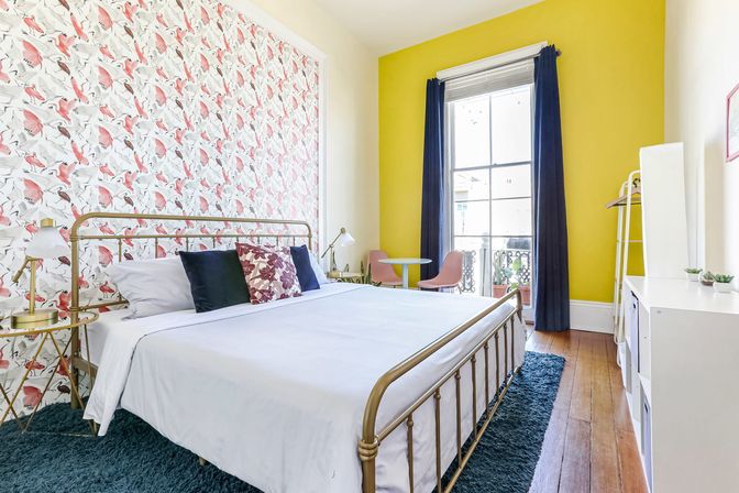 Artsy Magazine St Apartment: Grand Balcony in a Prime Location image 11