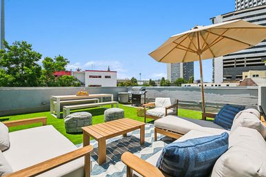 Le Coeur: Luxurious Art-Filled Condo with Private Rooftop Terrace image 1