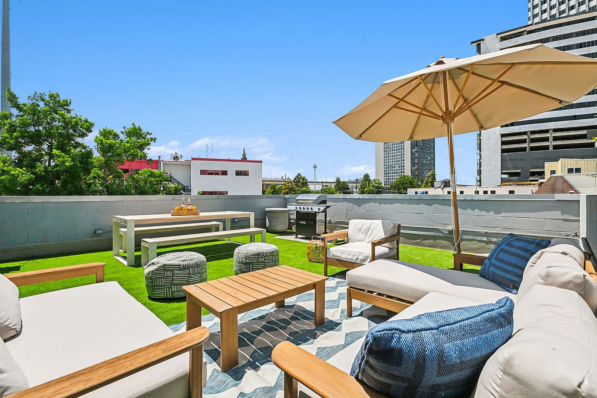 Le Coeur: Luxurious Art-Filled Condo with Private Rooftop Terrace image 1