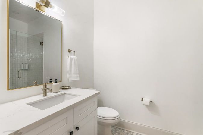 Le Coeur: Luxurious Art-Filled Condo with Private Rooftop Terrace image 26