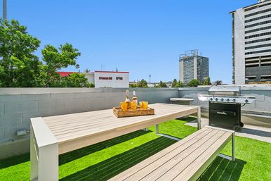 Le Coeur: Luxurious Art-Filled Condo with Private Rooftop Terrace image 28