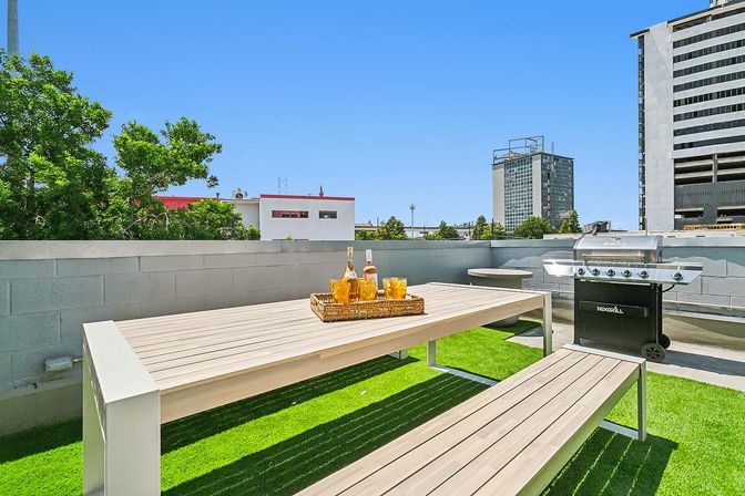 Le Coeur: Luxurious Art-Filled Condo with Private Rooftop Terrace image 28