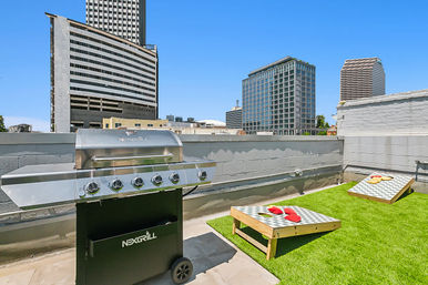 Le Coeur: Luxurious Art-Filled Condo with Private Rooftop Terrace image 31