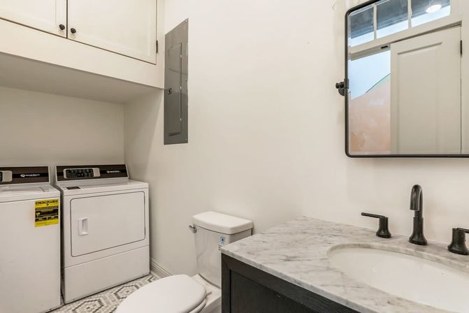 Le Coeur: Luxurious Art-Filled Condo with Private Rooftop Terrace image 22