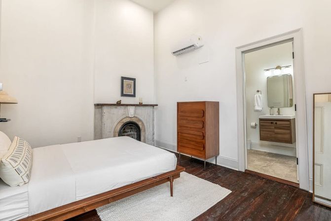 Le Coeur: Luxurious Art-Filled Condo with Private Rooftop Terrace image 24
