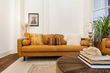 Le Coeur: Luxurious Art-Filled Condo with Private Rooftop Terrace image 15