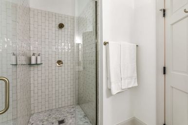 Le Coeur: Luxurious Art-Filled Condo with Private Rooftop Terrace image 20