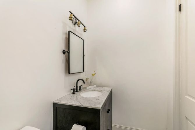 Le Coeur: Luxurious Art-Filled Condo with Private Rooftop Terrace image 25