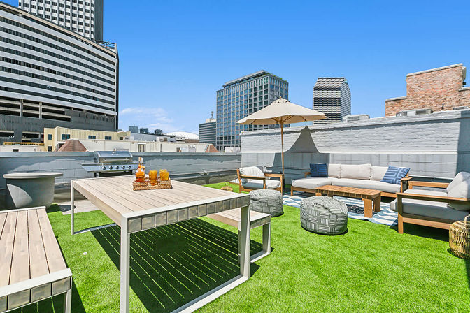 Le Coeur: Luxurious Art-Filled Condo with Private Rooftop Terrace image 10