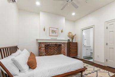 Le Coeur: Luxurious Art-Filled Condo with Private Rooftop Terrace image 6