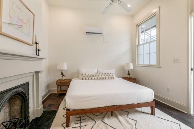 Le Coeur: Luxurious Art-Filled Condo with Private Rooftop Terrace image 4