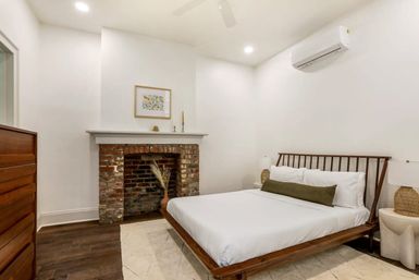Le Coeur: Luxurious Art-Filled Condo with Private Rooftop Terrace image 8