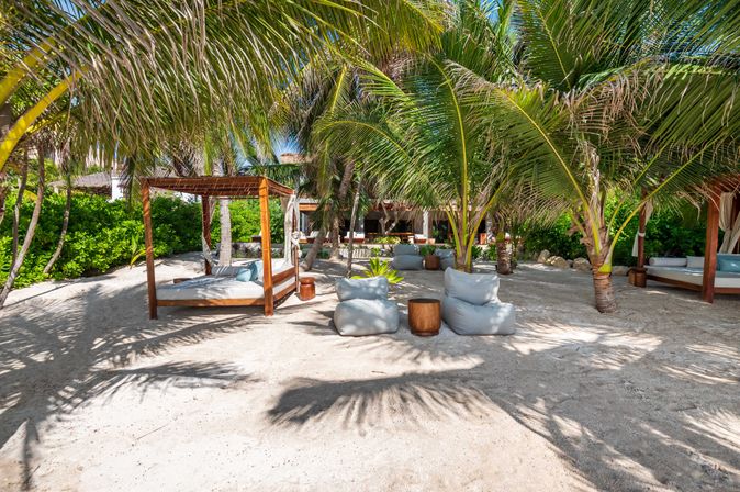 Villa Naj Kan: 9BR Beachfront Retreat for Up to 20 Guests image 3