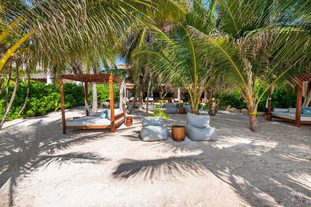 Villa Naj Kan: 9BR Beachfront Retreat for Up to 20 Guests image 3