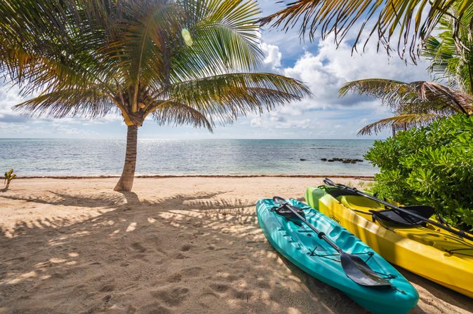 Villa Naj Kan: 9BR Beachfront Retreat for Up to 20 Guests image 2