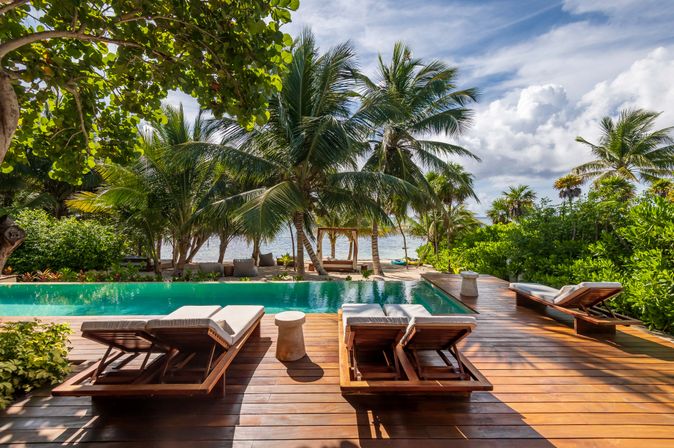 Villa Naj Kan: 9BR Beachfront Retreat for Up to 20 Guests image 4