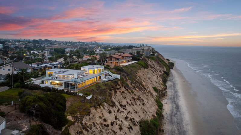 Wander Encinitas Shores: Luxury 5-Bedroom Oceanfront Estate with Saltwater Pool & Studio in Encinitas, CA image 15