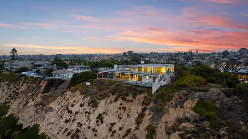 Wander Encinitas Shores: Luxury 5-Bedroom Oceanfront Estate with Saltwater Pool & Studio in Encinitas, CA image 12