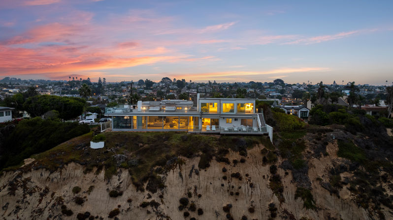 Wander Encinitas Shores: Luxury 5-Bedroom Oceanfront Estate with Saltwater Pool & Studio in Encinitas, CA image 13
